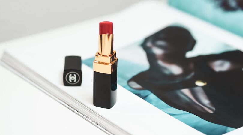 Black Friday 2020: deze rode lipsticks scoor je deze week met heel veel korting