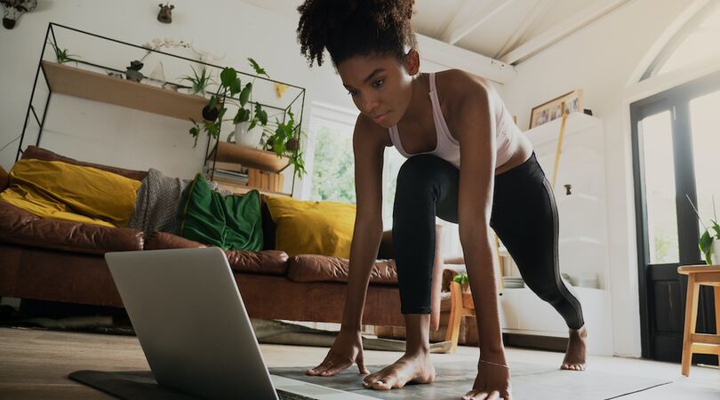 Thuis sporten? Deze fases herken je als je home workouts doet