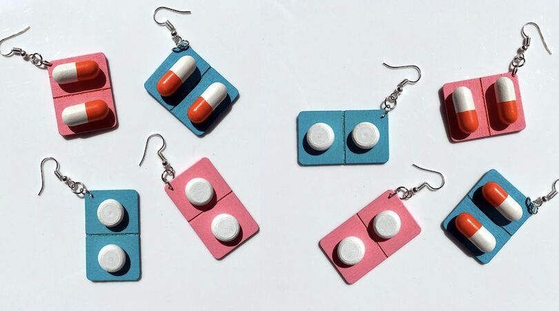 Regelmatig een paracetamolletje nodig? Dan zijn deze oorbellen voor jou gemaakt