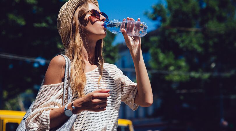 Need to know: Dit is hoeveel glazen water jij eigenlijk per dag moet drinken