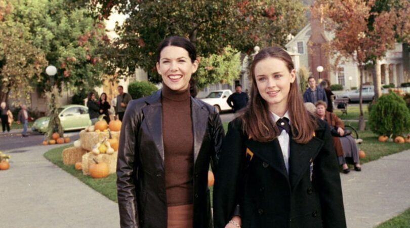 Twee vrouwen kijken lachend. Gilmore Girls.