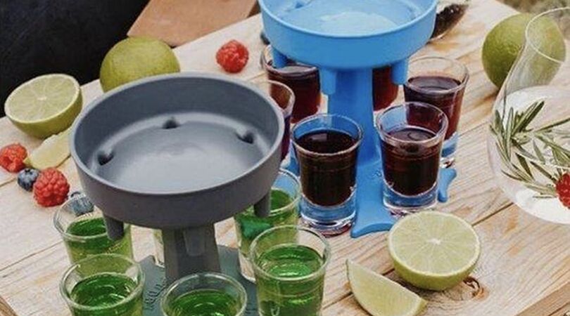 Met deze handige &lsquo;shotfontein&rsquo; kun jij 6 shotjes tegelijkertijd inschenken (zonder te knoeien)
