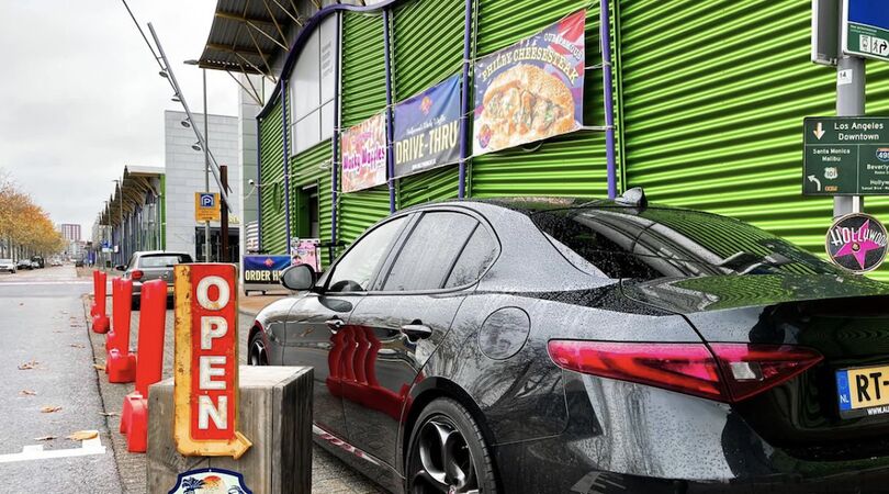 Bij deze Hollywood Caf&eacute; drive-thru bestel je de lekkerste snacks vanuit je auto