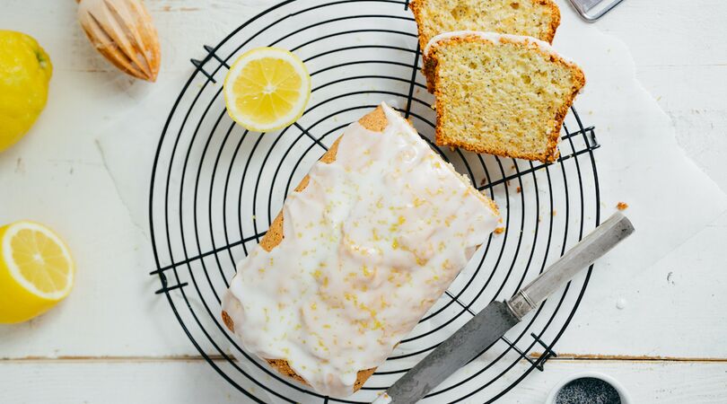 Cheers! Bij dit gin-tonic cake recept eet je je vingers op&nbsp;