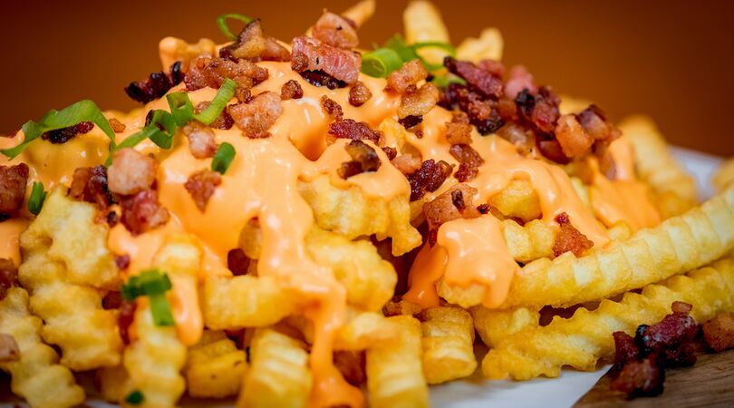 Recept voor yummy loaded fries met tortillachips en frikandel