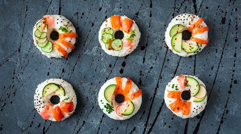 Sushi donuts zijn hartstikke populair &eacute;n lekker (en zo maak je ze)