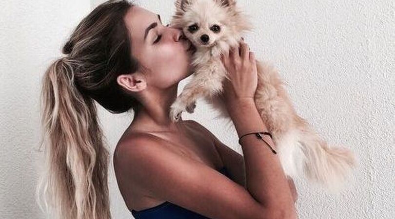 Aha! Dit is de reden waarom een hond zijn baasje likt