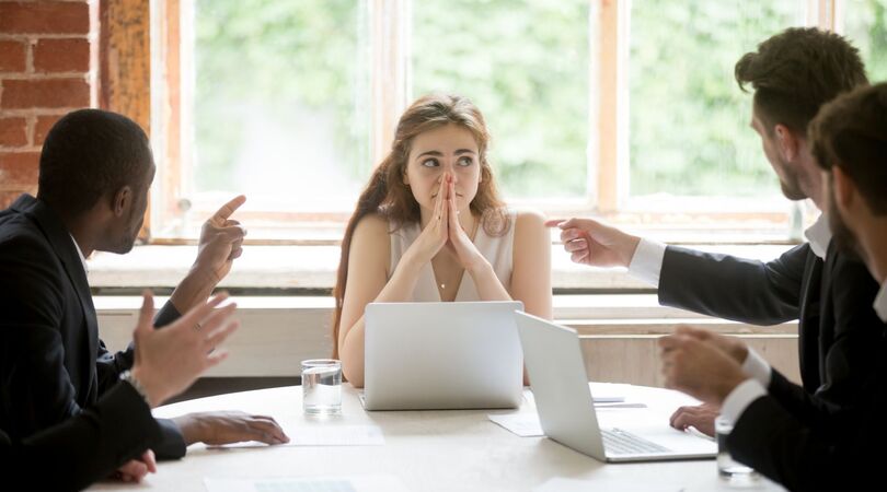 Deze awkward gedachtes heb jij als er voor je wordt gezongen