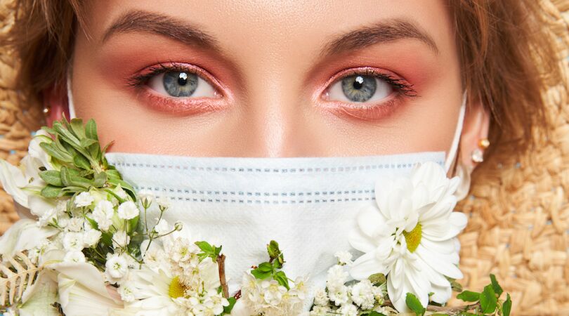 Zo blijft je make-up alsnog goed zitten terwijl je een mondkapje draagt