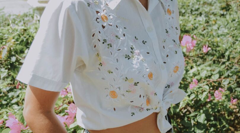 Hallo lente: dit zijn 7 originele manieren om een blouse te dragen