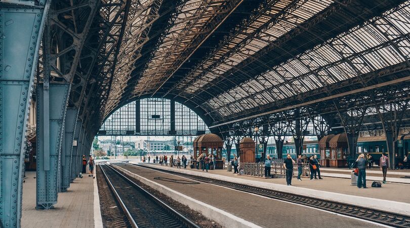 11 herkenbare gedachtes als je reist met de trein