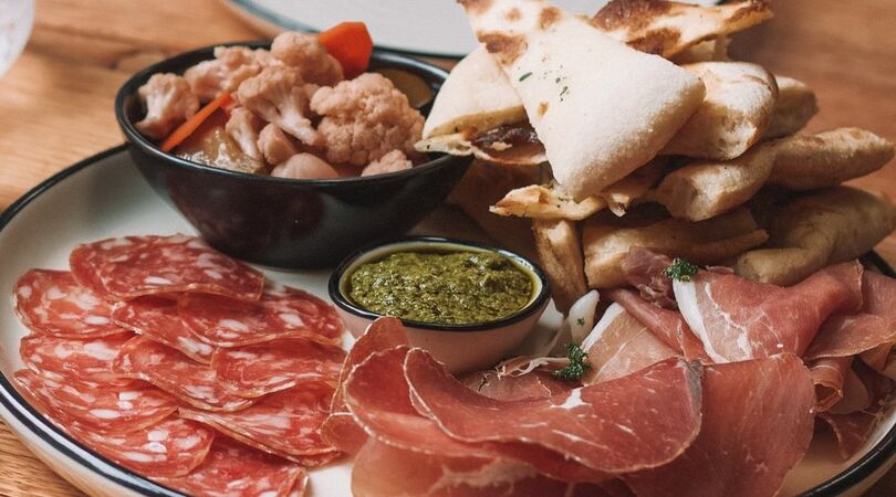 Snack o&rsquo;clock: de lekkerste borrelplank maken doe je zo