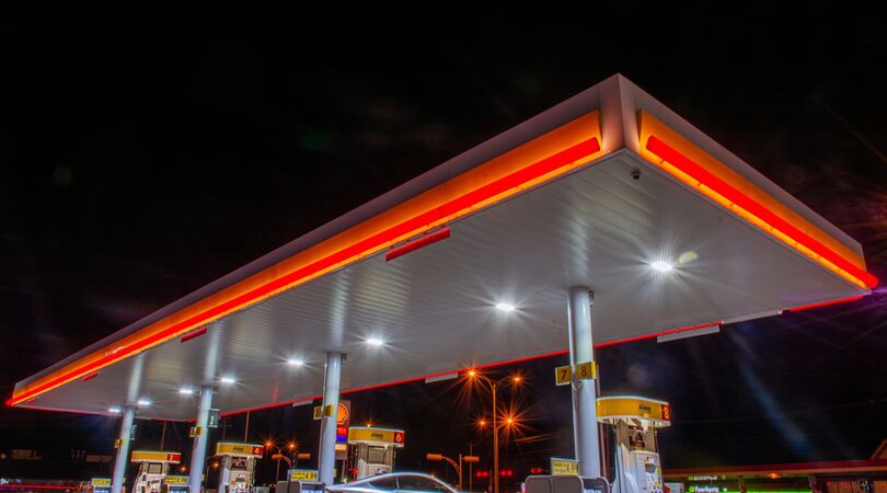 VIDEO: ken jij dit hilarische filmpje nog? Bart de Graaff gooit een baksteen tegen een benzinepomp