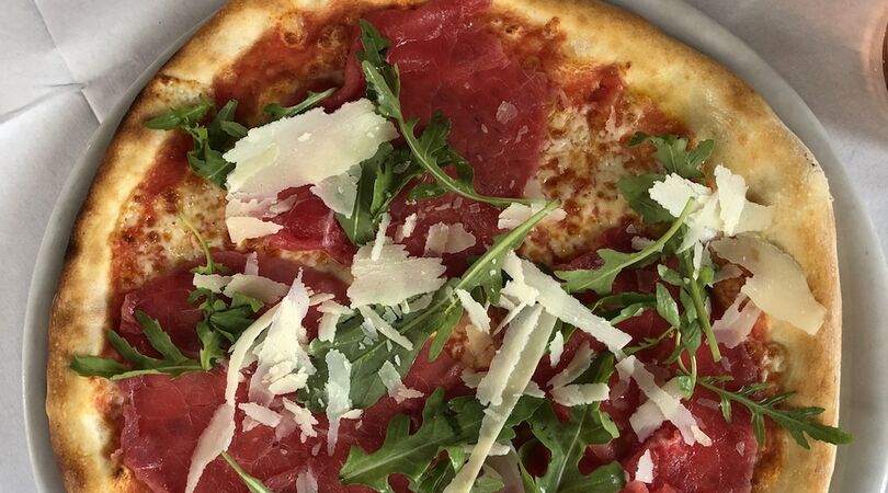 Zo maak je: carpaccio bloemkool-bodem pizza