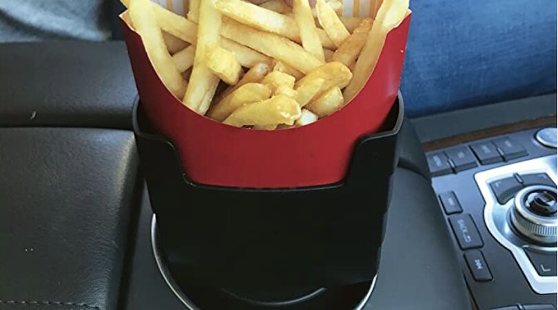 Er bestaan nu speciale frietbakjes voor in de auto (en deze wil iedere drive-thru fan hebben)