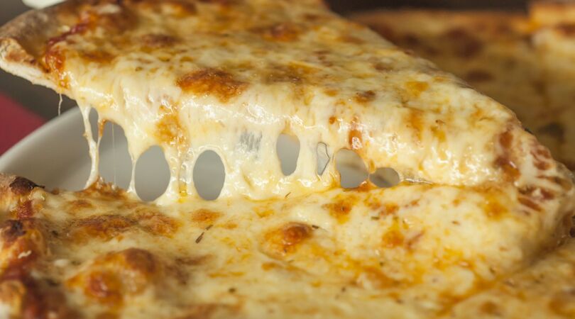 VIDEO: deze pizza met 111 (!) soorten kaas wil je proeven