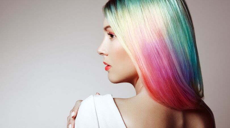 Rainbow money pieces is de nieuwste haartrend voor de echte durfal