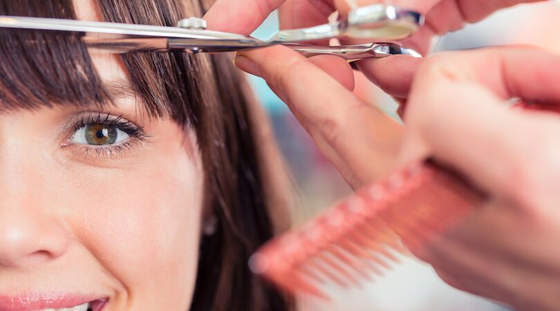 VIDEO: deze meiden knipten zelf hun pony en het gaat helemaal fout