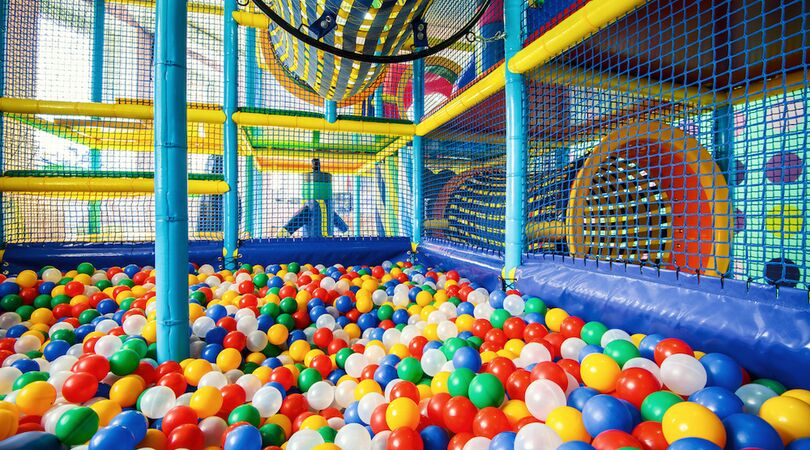 Op vrijdagavond is deze speeltuin speciaal voor 18+ (lees: feest onder het genot van drankjes)