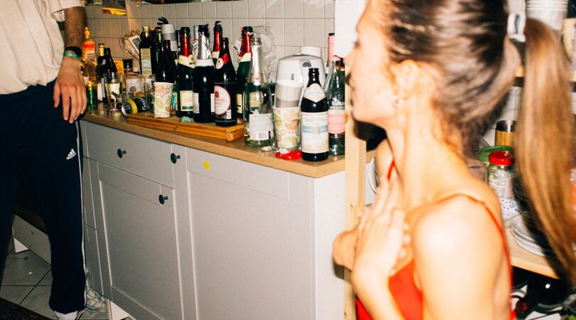 Door deze 10 fases ga jij als je voor het eerst in je leven dronken wordt