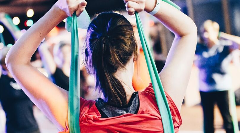 5x sportoefeningen met een elastieken band voor een home-workout