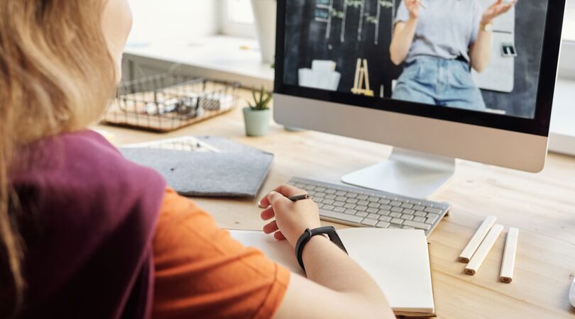Deze 10 dingen doe je allemaal terwijl je een online college kijkt/les volgt