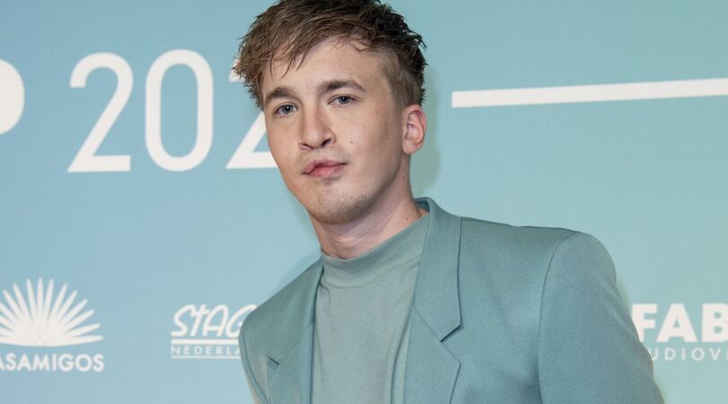 FOTO&rsquo;s: een kijkje in de mega luxe woonboerderij van rapper Snelle