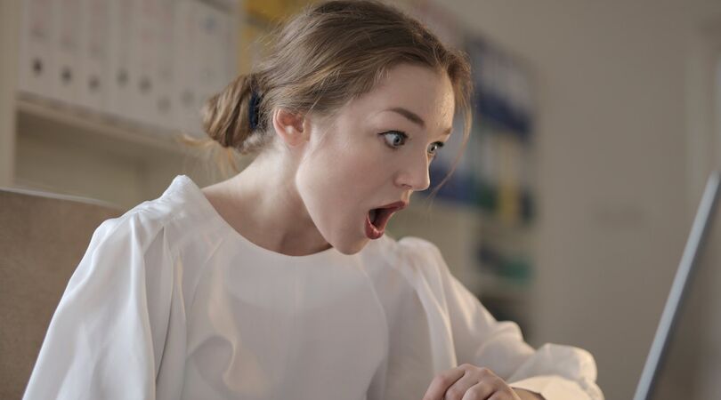 VIDEO: enorme varaan is op strooptocht in Thaise supermarkt