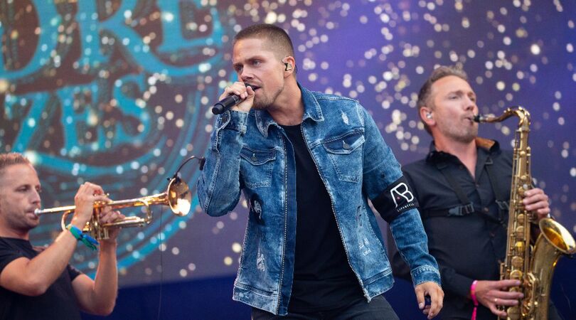 Andr&eacute; Hazes maakt nummer voor zijn zoontje en verontschuldigt zich naar hem toe