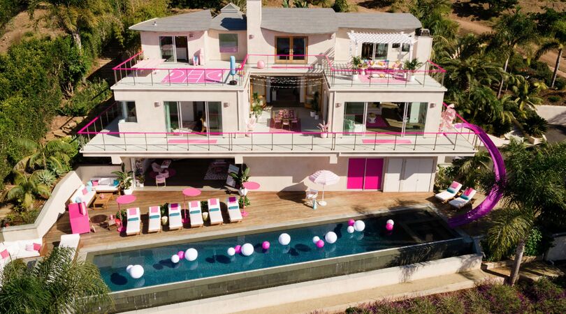 Je kunt nu met je vriendinnen dit Barbie huis boeken via Airbnb
