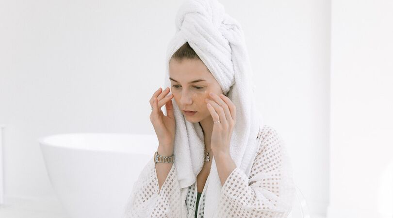 Rode vlekken in je gezicht? Zo ga je dat tegen