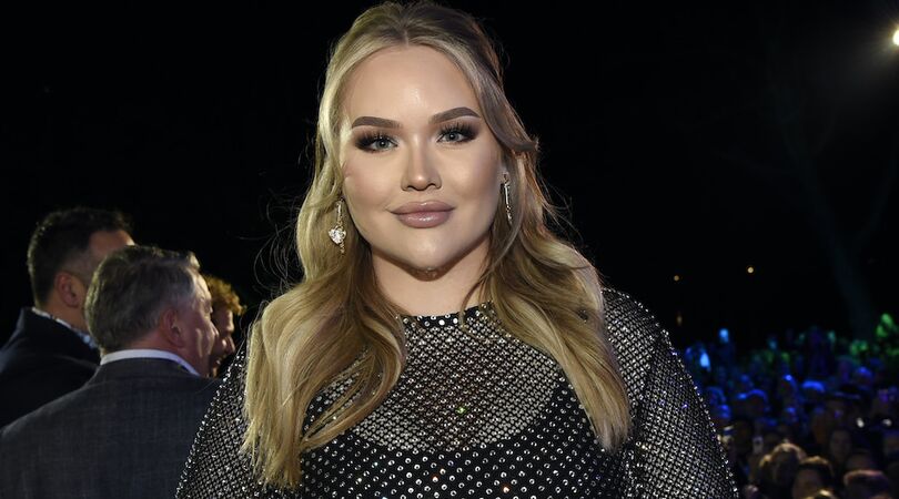 VIDEO: Nikkie Tutorials maakt make-up creatie op masker van 400 dollar