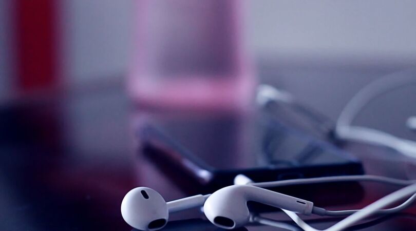 Hier herken jij je in als je de enige bent uit je vriendengroep zonder draadloze oordopjes