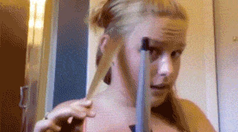 VIDEO: het meisje dat op YouTube haar lok eraf brandde is terug met een nieuwe fail