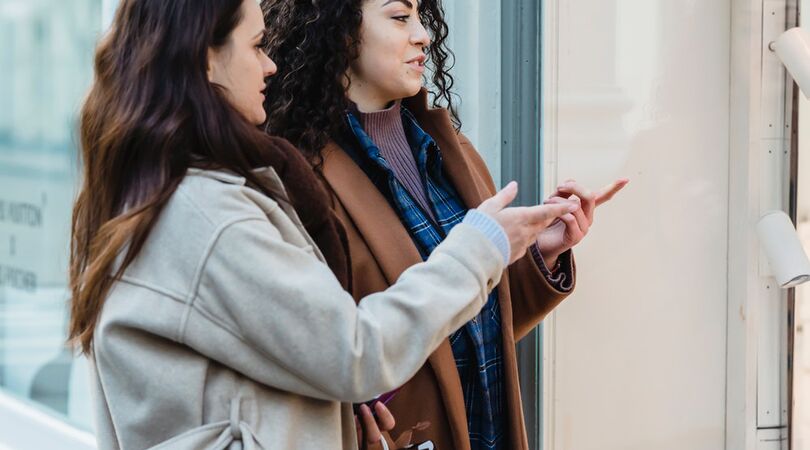 Shoppen: dit zijn de leukste witte blousjes voor het voorjaar