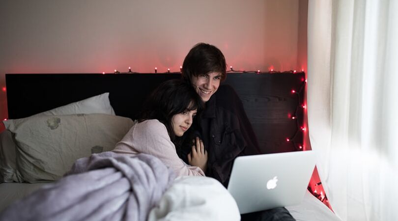 Dit zijn de perfecte Netflix films voor een avondje bankhangen met foute Nederlandse humor