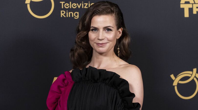 VIDEO: Elise Schaap doet een geweldige imitatie van Britt Dekker, Maxima en nog meer