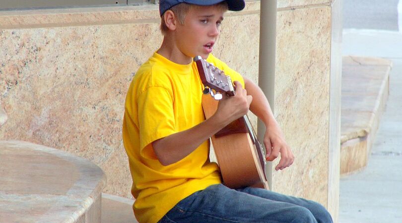 Deze 7 celebs werden bekend door een YouTube en dit waren hun allereerste video&rsquo;s