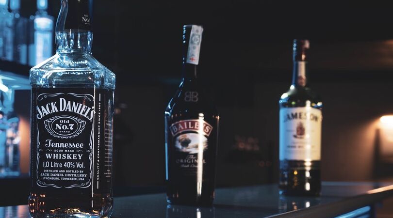 VIDEO: waarom je nooit Baileys met prik mag mengen en drinken