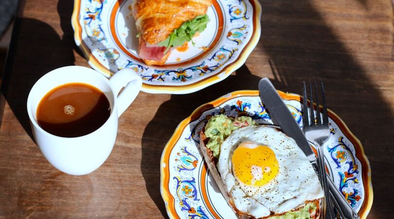 VIDEO: Lang Leven de Liefde-deelnemer wil een ontbijtje maken maar hij weet niet hoe