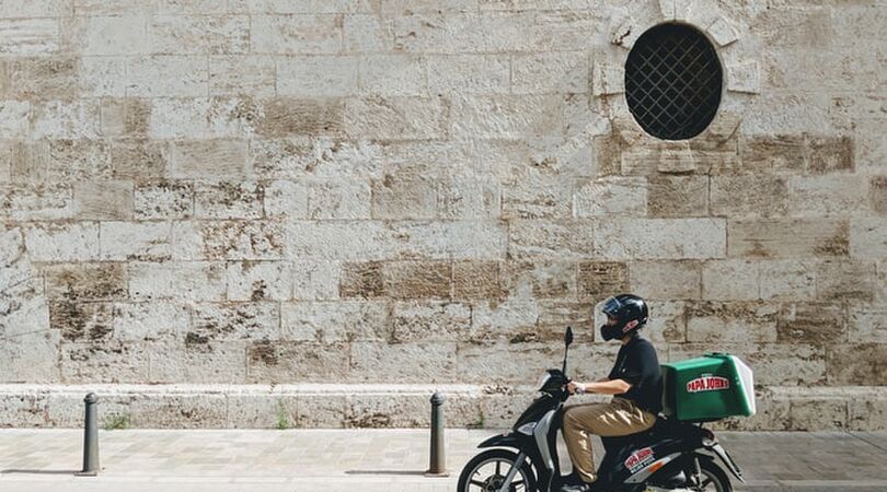 Man krijgt 9 jaar lang ongevraagd pizza&rsquo;s bezorgd: &ldquo;ik begin te trillen als ik een scooter hoor&rdquo;