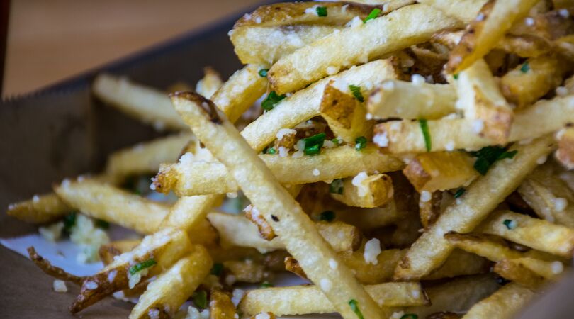 Zo maak je truffelfriet met Parmezaanse kaas