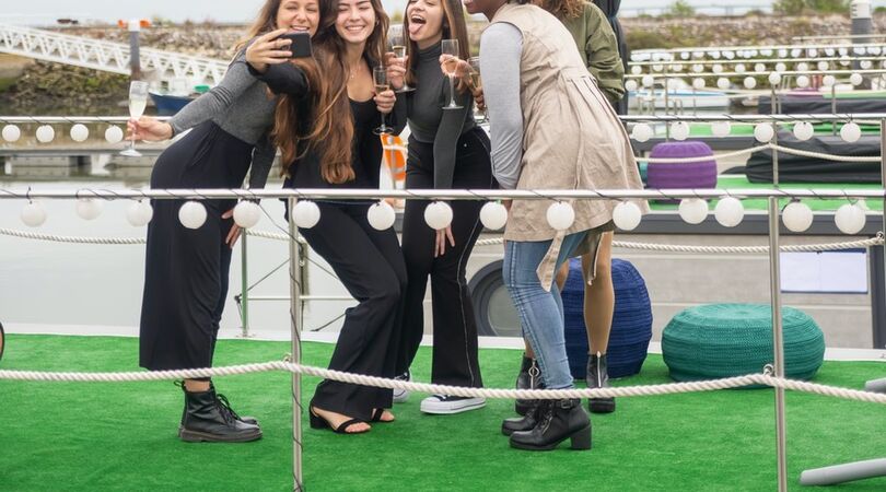 Cheers! Ook deze types zitten er in jouw vriendengroep tijdens een avondje uit