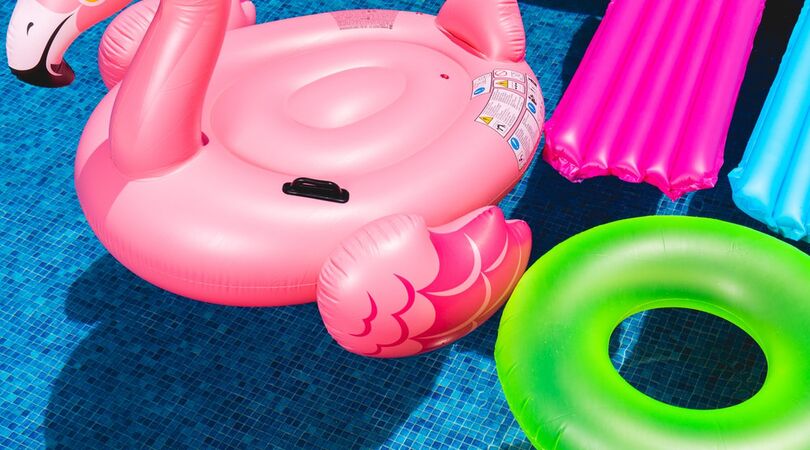 Hebben: een roze opblaas limousine voor op het water