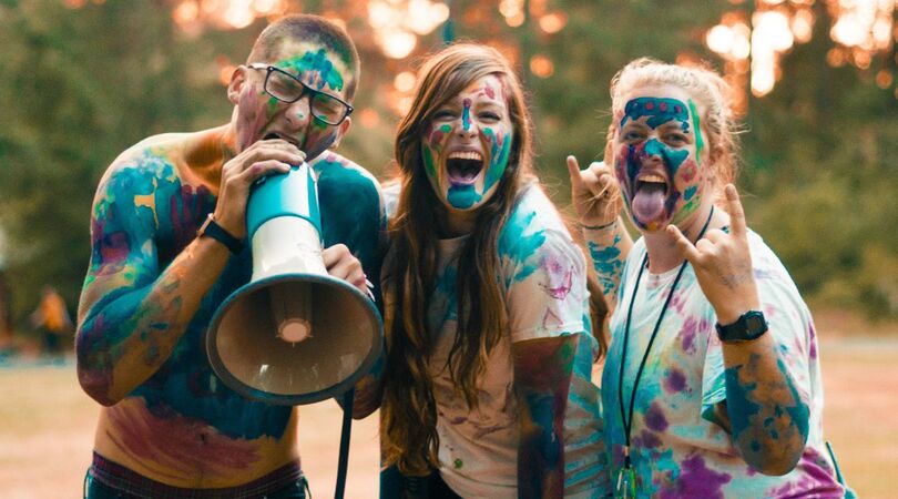 VIDEO: Nathan Dance Moves, hij maakt iedereen blij met zijn dans moves op het festival