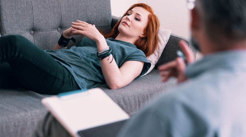 VIDEO: Mia doet aan erotische hypnose en ze legt uit wat het precies is