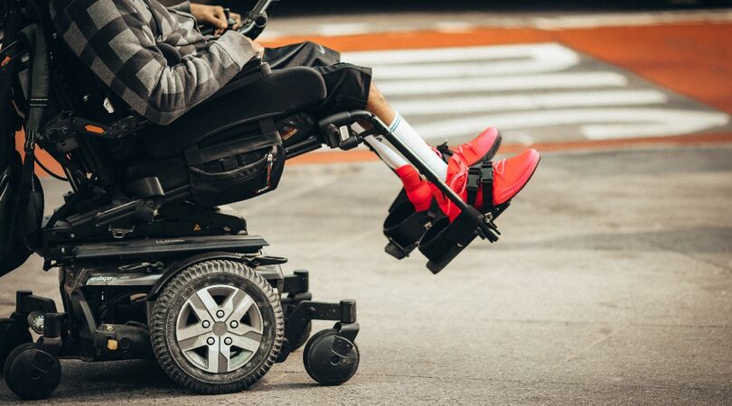 VIDEO: Endri, de jongen in de rolstoel op TikTok, wie is hij?