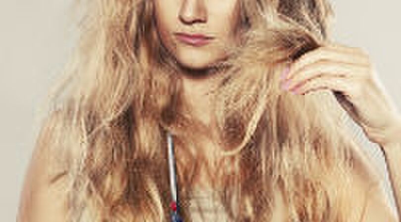 Gespleten haarpunten: hier komt het door (en zo kom je er weer vanaf)