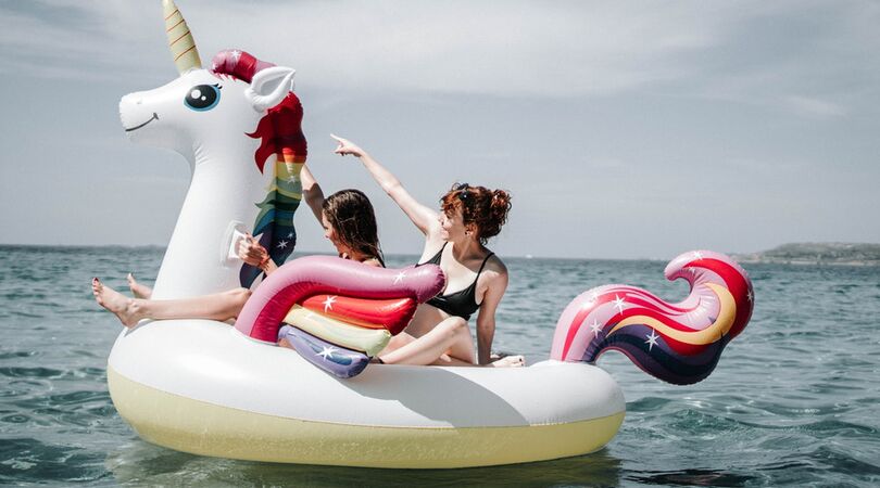 Summer in 3,2, 1&hellip; Lidl verkoopt een opblaaseiland om met je besties op te dobberen