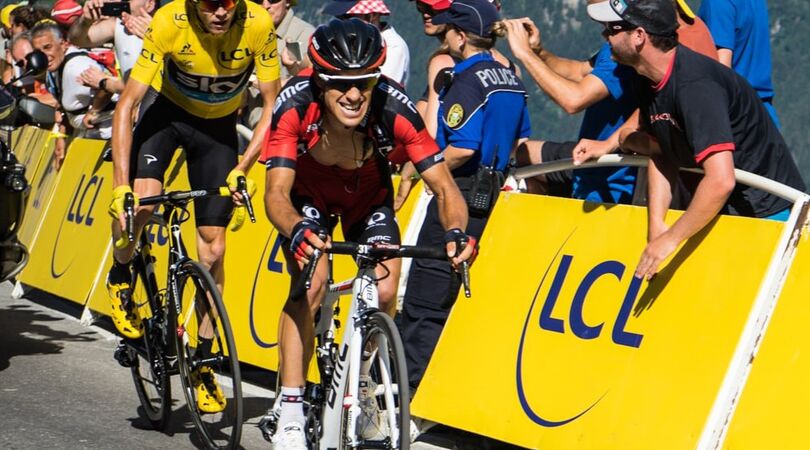 VIDEO: Mevrouw staat met bord langs Tour De France en veroorzaakt ongeluk fietsers